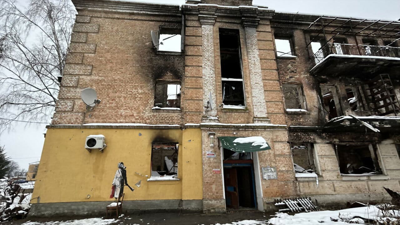 War Zone: Bear Grylls Meets President Zelenskyy screenshot 1